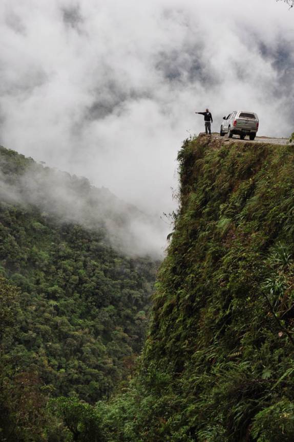 São inúmeros precipícios ao longo da Carretera de la Muerte, estrada que desce os Andes em direção à Coroico, na Bolívia